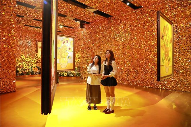 Triển lãm “Van Gogh Timeless – Van Gogh xuyên không” mang đến hành trình trải nghiệm đa giác quan. (Ảnh: Khánh Hoà/TTXVN)